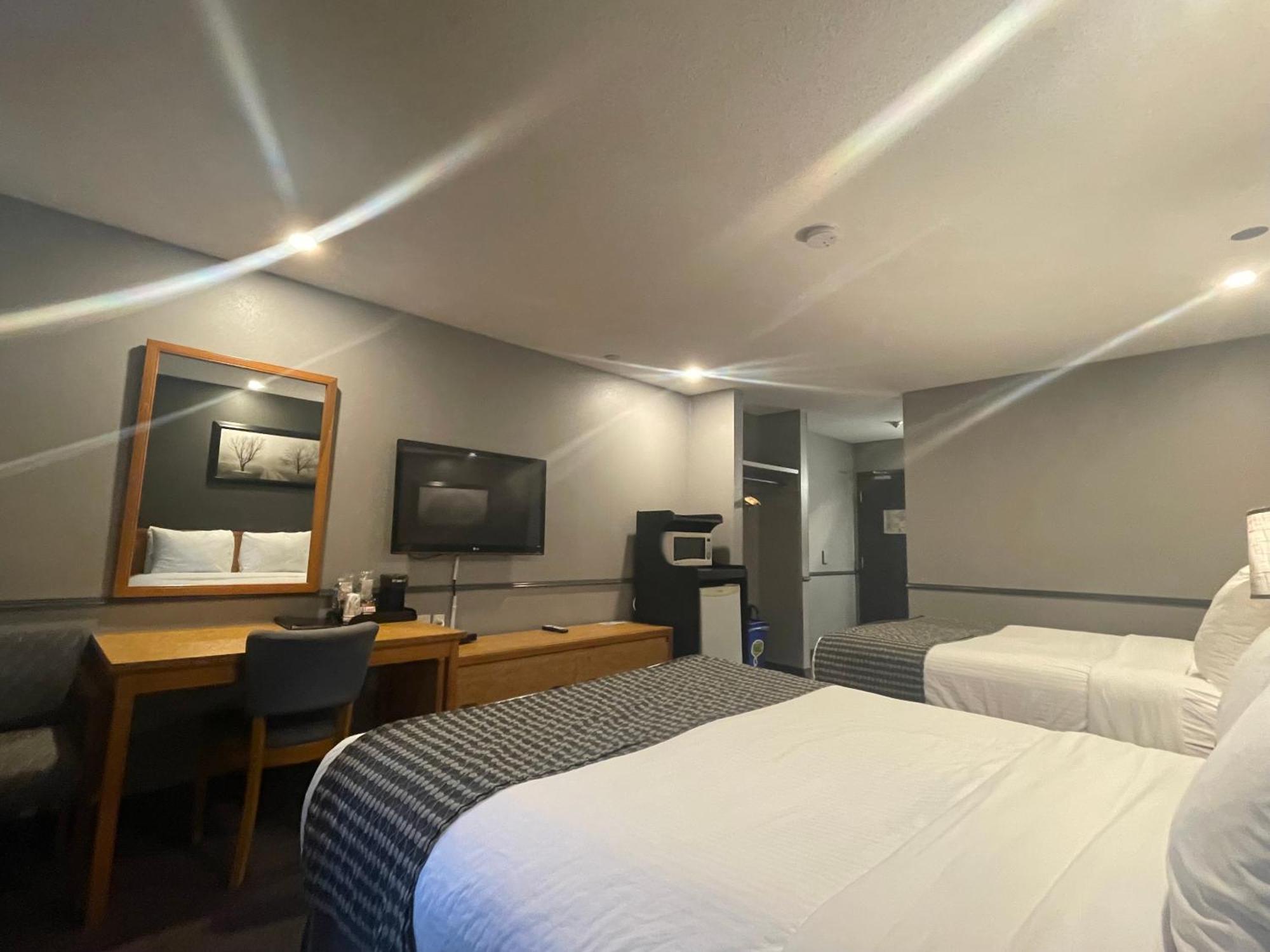 Travelodge By Wyndham Brandon Exterior photo